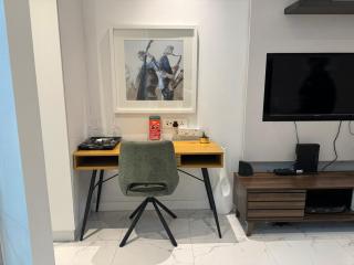 Sandton Skye Stylish Apartment free WIFI & Gym - 7