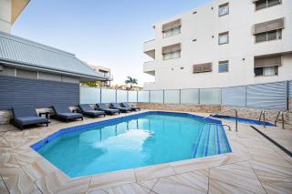 Wake to Waves, Elegant Beachfront Apartment - 1