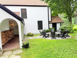 The Manor-Stunning Modern Farmhouse with Hot Tub - 1