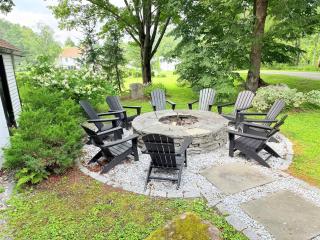 The Manor-Stunning Modern Farmhouse with Hot Tub - 1