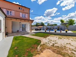 Holiday Home in Smoljanci with Private Pool - 5