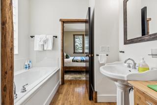Canmore Creekside Lodge - 3