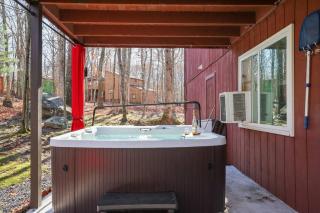 Pocono Retreat - Hot Tub, Sauna, Lake Access - 2
