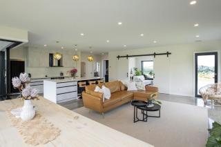 Spacious 5 Bed Home 2 Mins to Beach - Gisborne - 0