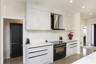 Spacious 5 Bed Home 2 Mins to Beach - 8