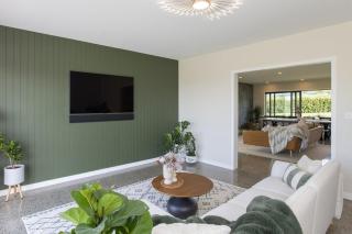 Spacious 5 Bed Home 2 Mins to Beach - 3