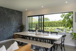 Spacious 5 Bed Home 2 Mins to Beach - Gisborne - 1
