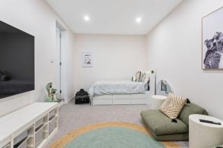 Elwood Beach Retreat by Ready Set Stay - 2