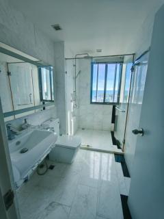 Penthouse The Gallery Condo - 2