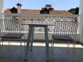 Theros Stylish Suites - 9