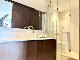 Oceanfront Paradise Luxury Apartment with Beach Access & Pool - 8