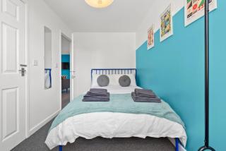 Modern 4BR, Sleeps 8, 3 bath, free parking - 9