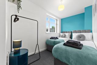 Modern 4BR, Sleeps 8, 3 bath, free parking - 5