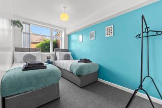 Modern 4BR, Sleeps 8, 3 bath, free parking - 6