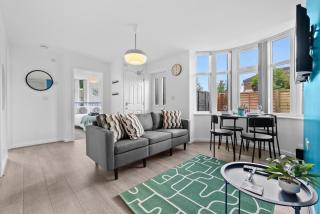 Modern 4BR, Sleeps 8, 3 bath, free parking - 0