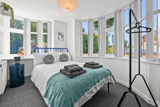 Modern 4BR, Sleeps 8, 3 bath, free parking - 8