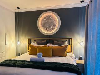 Exquisite Emerald Stay at Ridgeton Modern Two Bedroom Apartment in the Heart of Umhlanga Ridge Sleeps 6 - 8