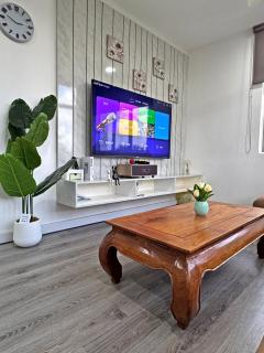 Arena Lobak Villa Retreat, Spacious Stay with Billiards, Karaoke, BBQ - 6