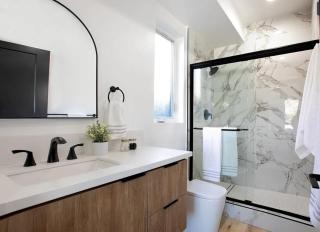 Modern 5-bedroom House FREE parking - 8