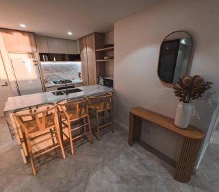 High-Rise Haven | Luxury Apt River & City Skyline - 1