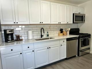 KING bed, Pet Friendly, Modern Retreat in CLE-BW - 9