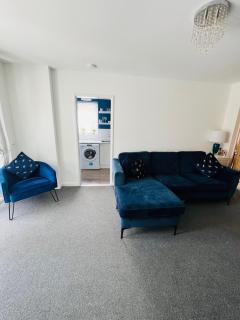 Peaceful location with FREE parking for 2 cars - hosts up to 4- business or leisure stays, inc hot-tub-Netflix-complimentary breakfast - 7