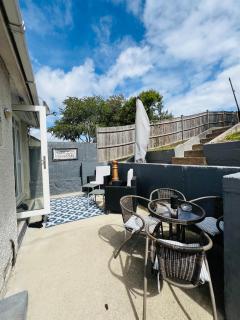 Peaceful location with FREE parking for 2 cars - hosts up to 4- business or leisure stays, inc hot-tub-Netflix-complimentary breakfast - 6