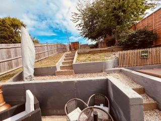 Peaceful location with FREE parking for 2 cars - hosts up to 4- business or leisure stays, inc hot-tub-Netflix-complimentary breakfast - 5