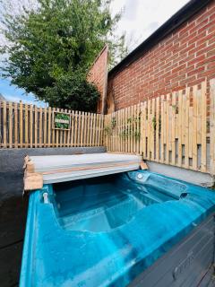 Peaceful location with FREE parking for 2 cars - hosts up to 4- business or leisure stays, inc hot-tub-Netflix-complimentary breakfast - 3