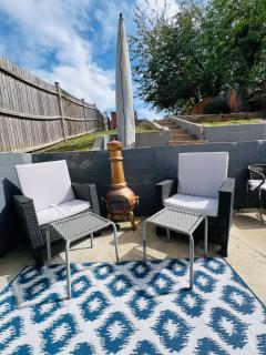 Peaceful location with FREE parking for 2 cars - hosts up to 4- business or leisure stays, inc hot-tub-Netflix-complimentary breakfast - 2