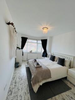Peaceful location with FREE parking for 2 cars - hosts up to 4- business or leisure stays, inc hot-tub-Netflix-complimentary breakfast - 3