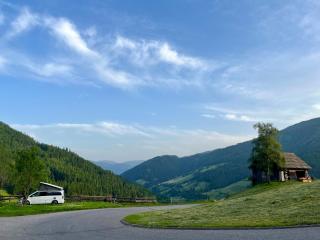 Stellplatz mit Aussicht auf Bergbauernhof - 0