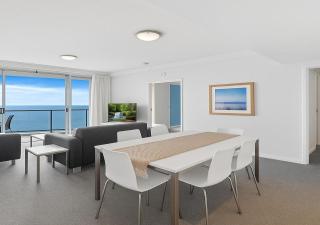 Ocean Views 33rd Floor Beachfront Family Friendly Surfers Paradise Apartment - 6