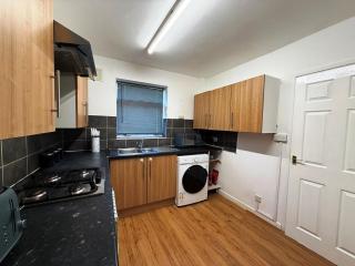 3 Bedroom House Near Arena - Exhall - 5