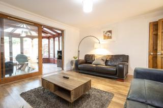 Southernwood House Long Stays Free Parking WiFi - 4