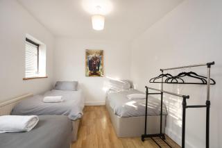 Southernwood House Long Stays Free Parking WiFi - Swindon - 8