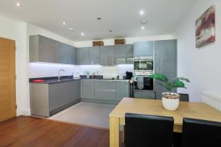 Pass the Keys Stylish Designer Balcony Apartment in Kew - 9