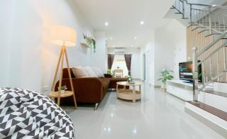 Near Night Market, 7e, Free Parking - 5