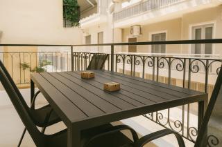 Central, Quiet & Comfortable Apartment - 1