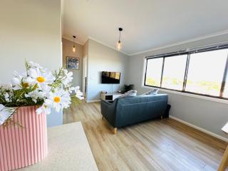 Affordable Luxury Stay Near Manly Beach - 3