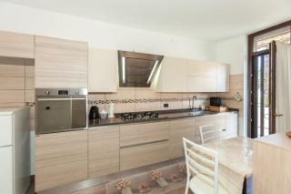 Bright Villa with Balcony and Jacuzzi, Milan Area - 6