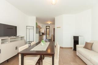 Bright Villa with Balcony and Jacuzzi, Milan Area - 8