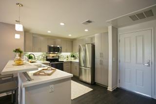 Stylish 2BR Retreat with Pool at 360 Luxury - San Diego - 3