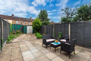 Comfy 3-Bed Home in Ilford East London with Free Parking & Garden near Stratford, Redbridge, Barking - 6