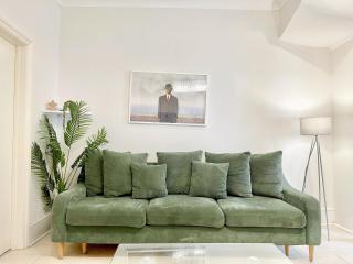 Comfy 3-Bed Home in Ilford East London with Free Parking & Garden near Stratford, Redbridge, Barking - 9
