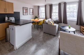 Bright 1 Bed Harbour-side Apartment with Sea Views - 2