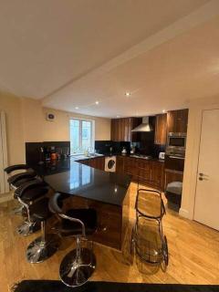 3-Bed Central Apartment - Sleeps 8 & Free Parking - 0