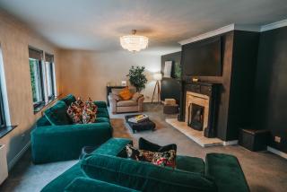 FAMILY FRIENDLY, HOT TUB, Fire Pit, Spacious & Modern - 1