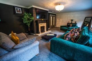 FAMILY FRIENDLY, HOT TUB, Fire Pit, Spacious & Modern - 2