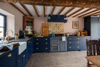 16th Century House, Castle Views, Mountain Views, Hot Tub, Firepit, Stunning Interiors - - 3